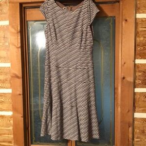 Anne Klein sz 8 tan cap sleeve black dress
